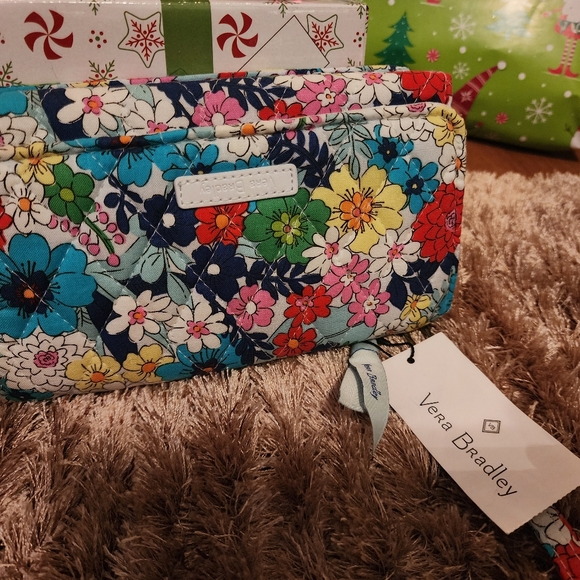 NWT VERA BRADLEY RFID WRISTLET IN FAR OUT FLORAL - Picture 2 of 6